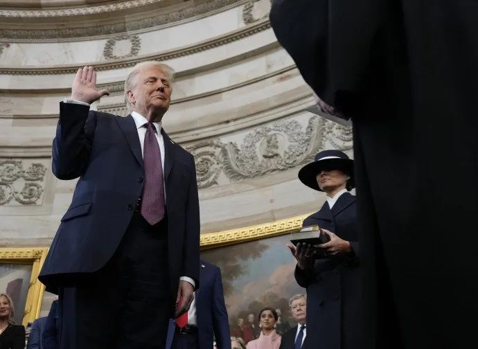 Trump inaugura la sua nuova America. Biden grazia i parenti (e Fauci)